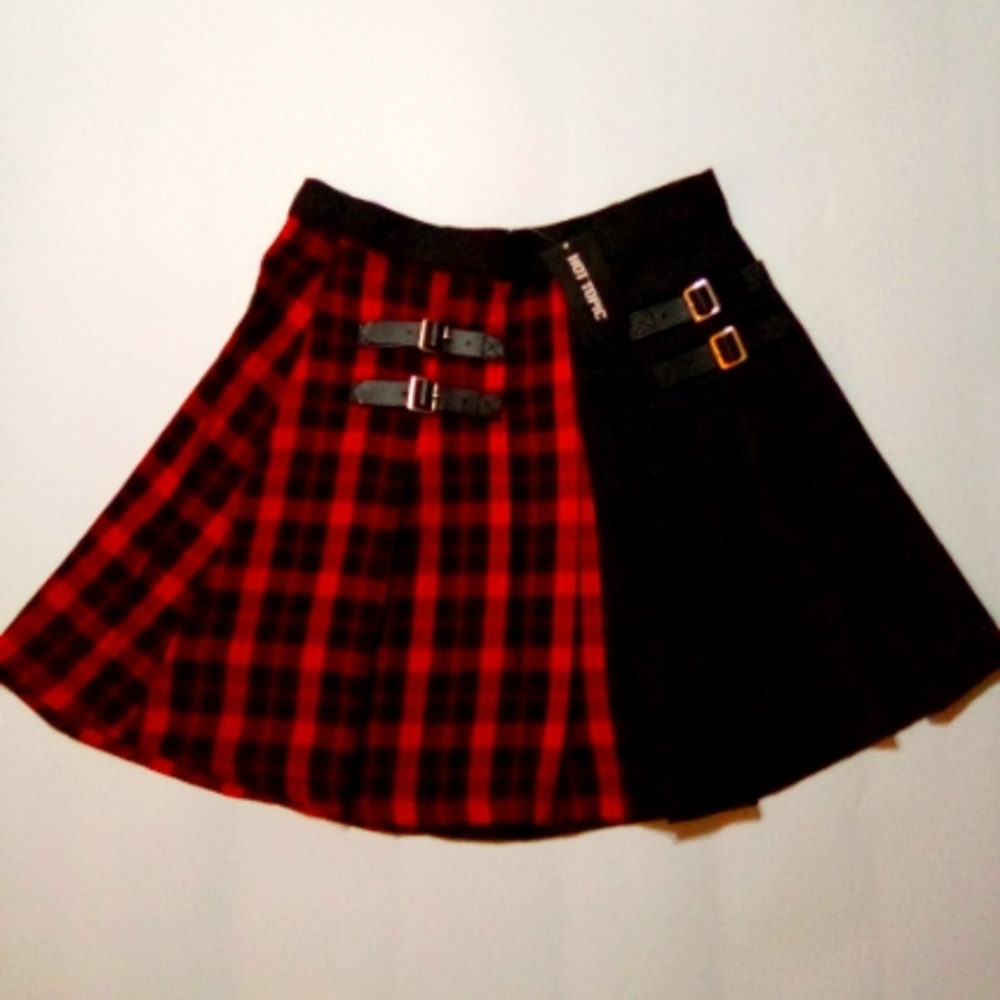 Women's size small black/red split buck plaited skirt.
